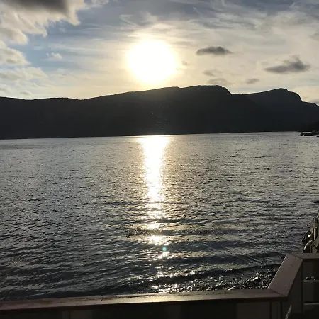 Seaside 3-bedroom House Feriehus Svelgen