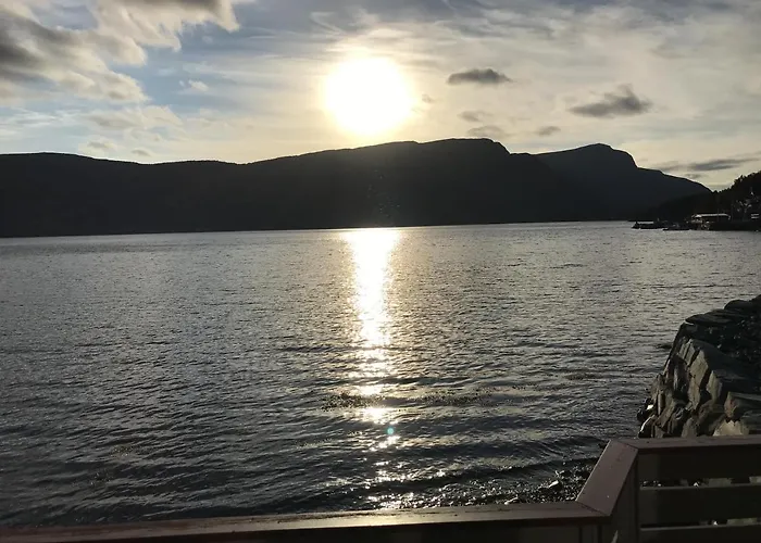 Seaside 3-bedroom House Hébergement de vacances Svelgen