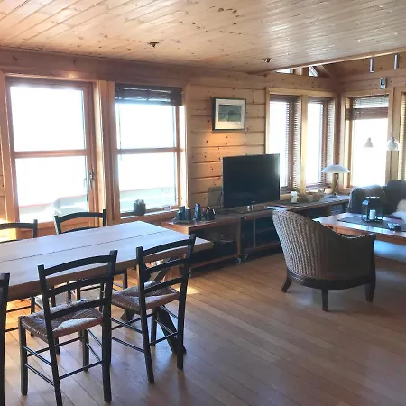 بيت للعطل Seaside 3-bedroom House Svelgen