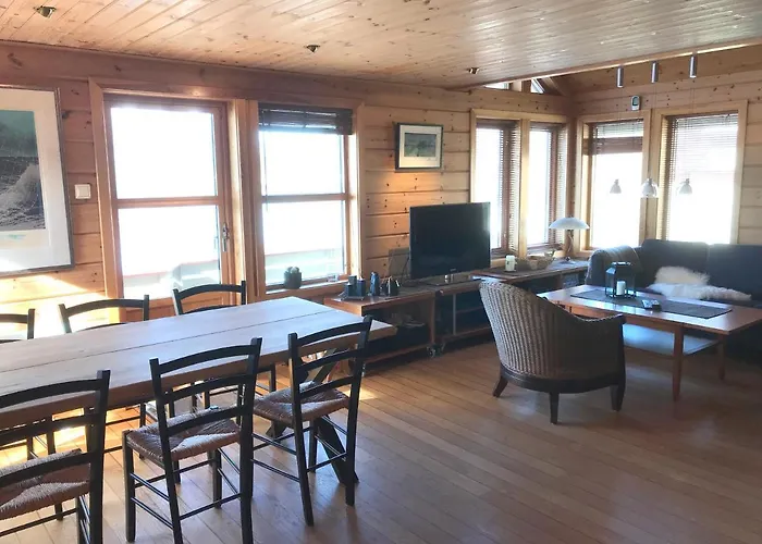 بيت للعطل Seaside 3-bedroom House Svelgen